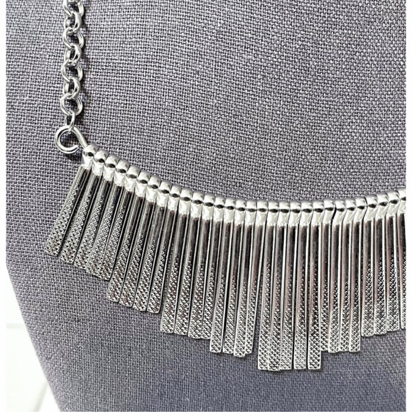 ❤️ Silver Tone Fringe Statement Necklace - Picture 2 of 5